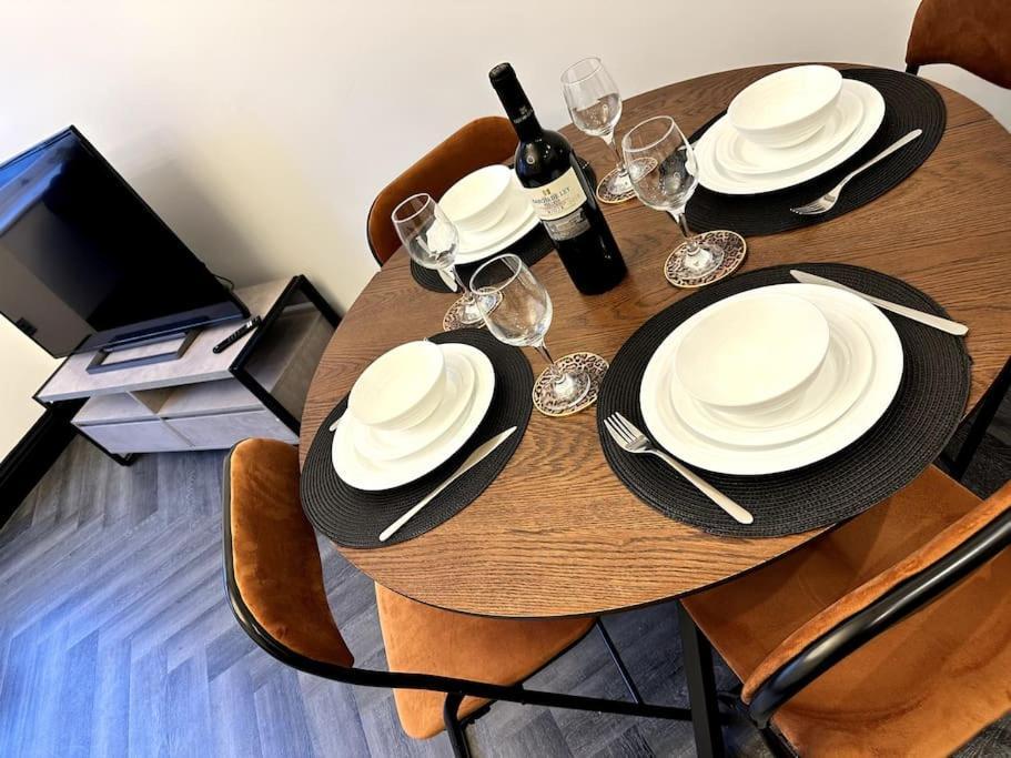 Luxury In The Lanes- Nearby Beach, Theatre, Pavilion Apartment *
