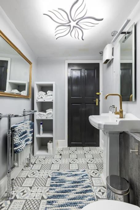 Basement Flat, Regency Square Brighton