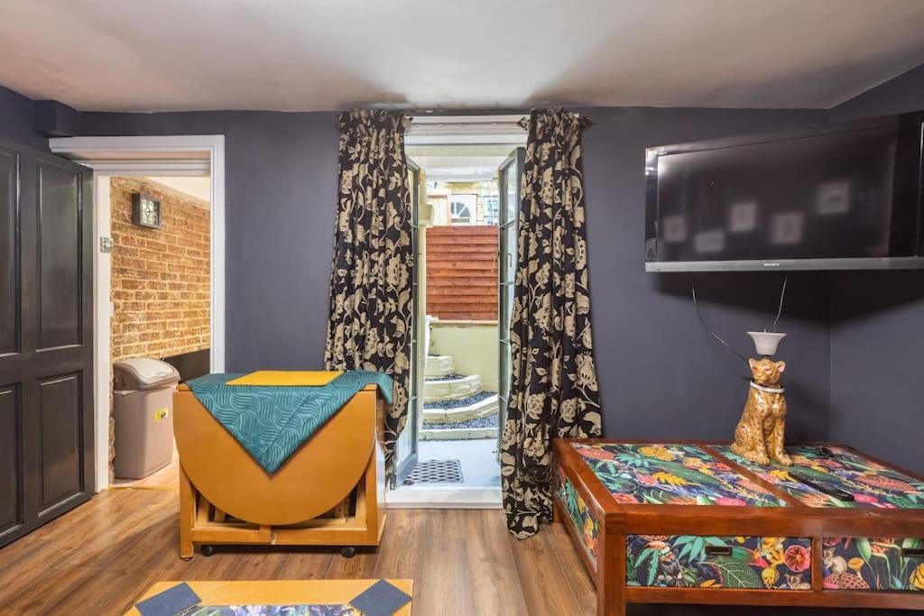 Basement Flat, Regency Square Apartment *
