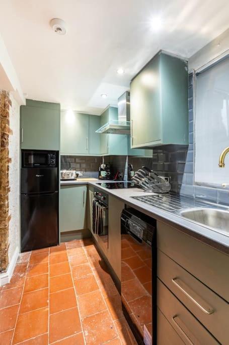Basement Flat, Regency Square *