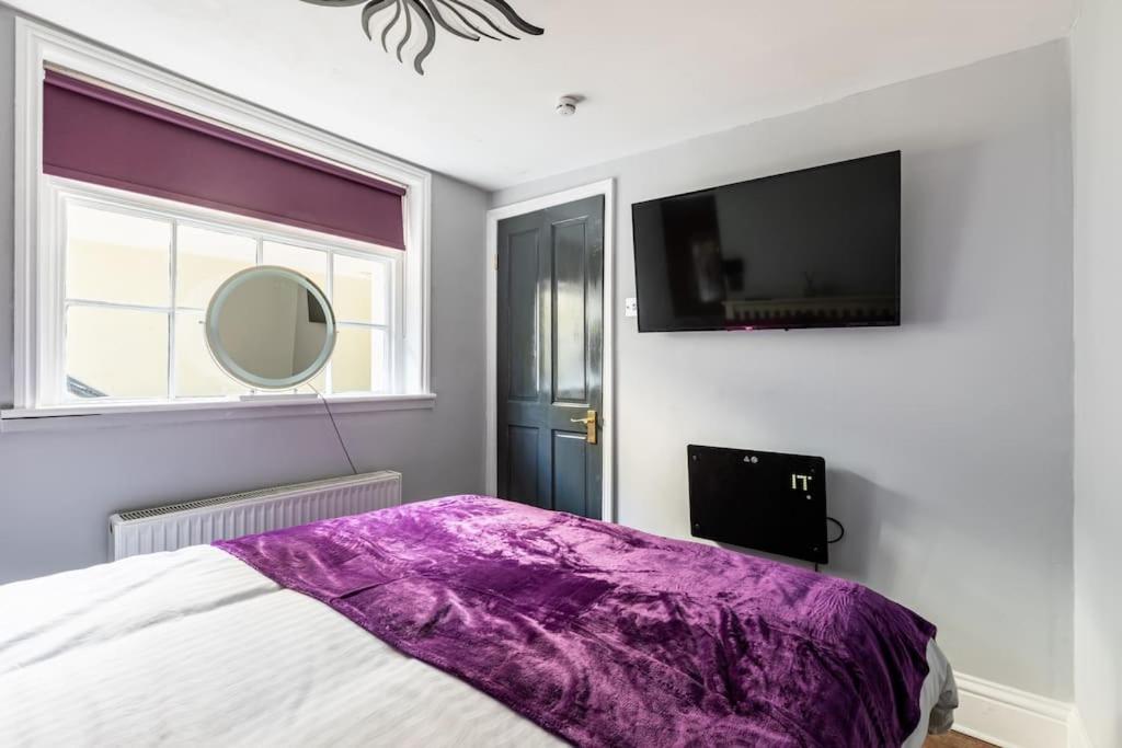 Basement Flat, Regency Square *