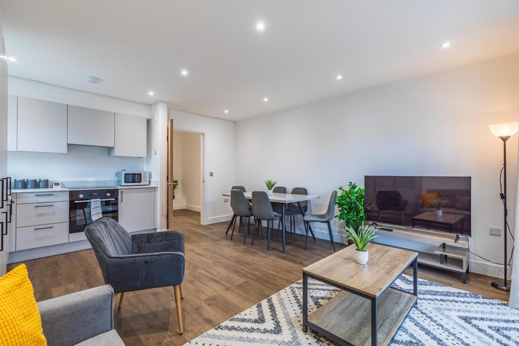 2 Bed 2 Bath Near College, Beach, Hospital - Long Offers Apartment Brighton