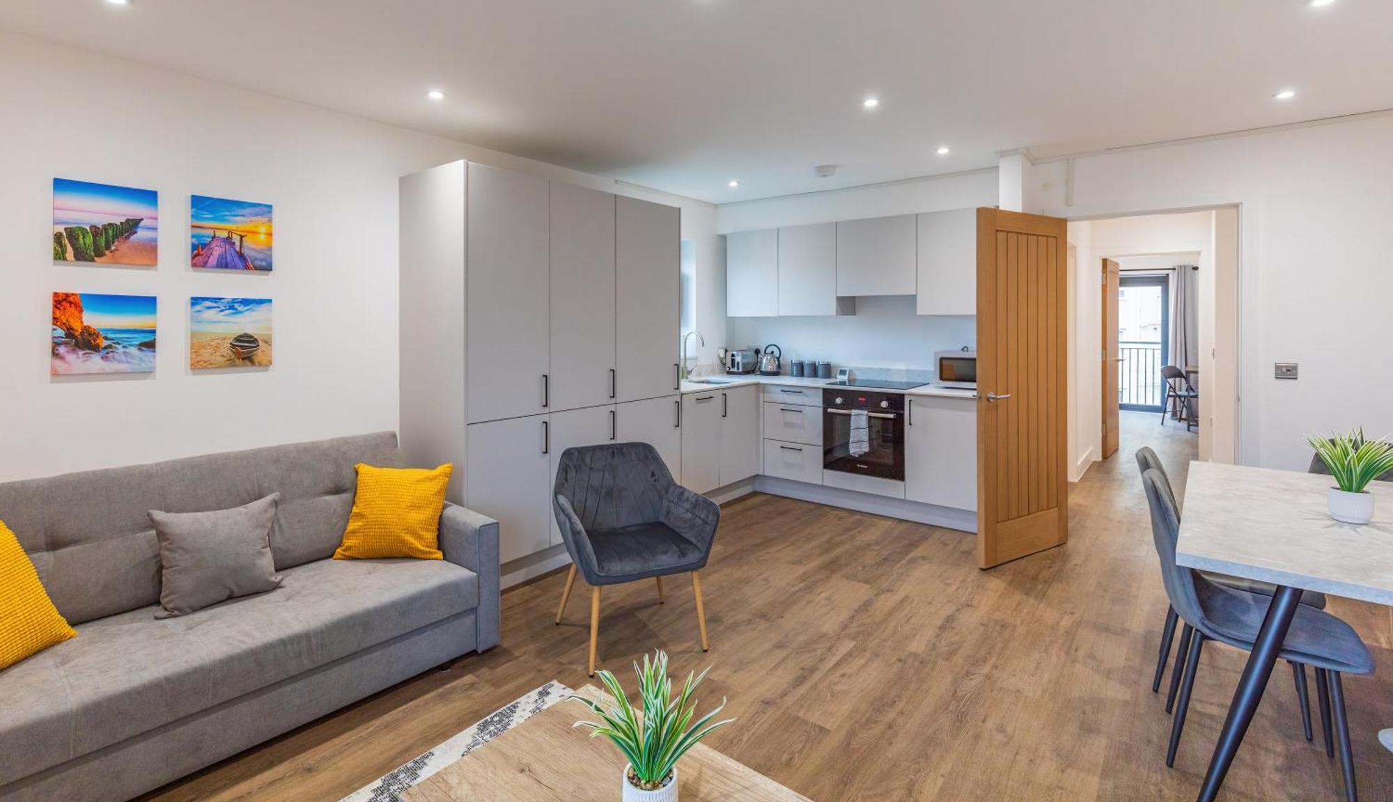 2 Bed 2 Bath Near College, Beach, Hospital - Long Offers Apartment *