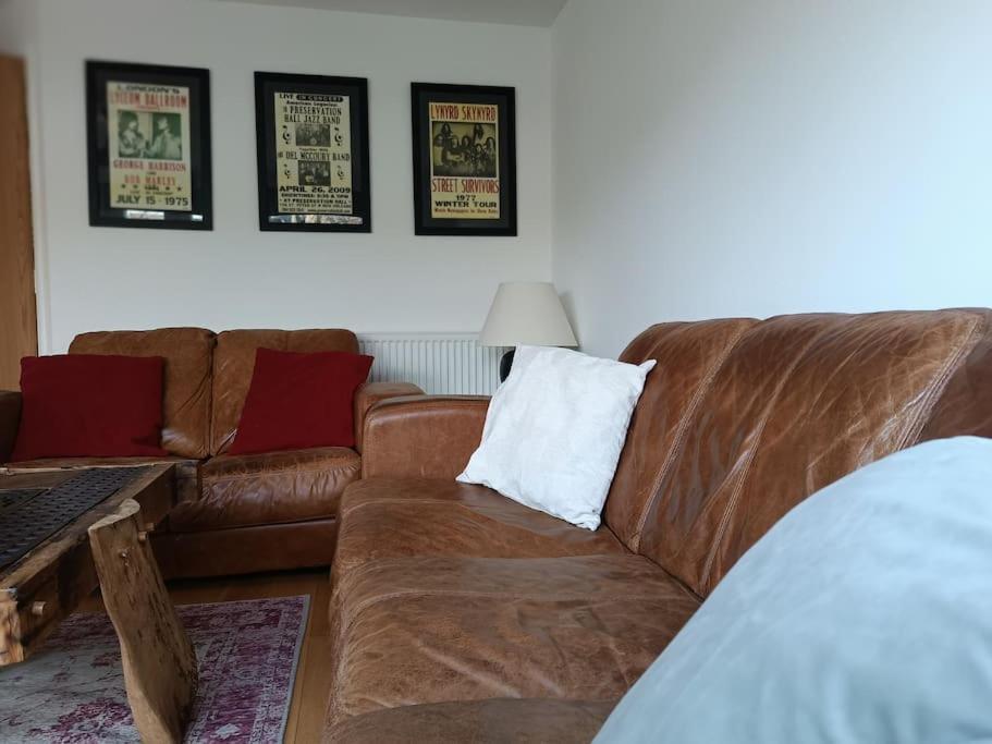 Ideal Escape Complimentary Parking & Cosy Holiday home *
