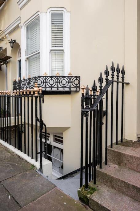 Basement Flat, Regency Square * Brighton