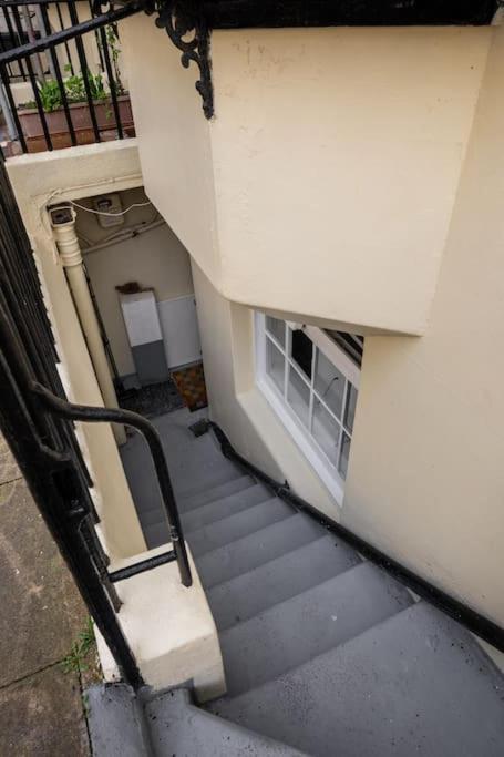 Basement Flat, Regency Square Brighton