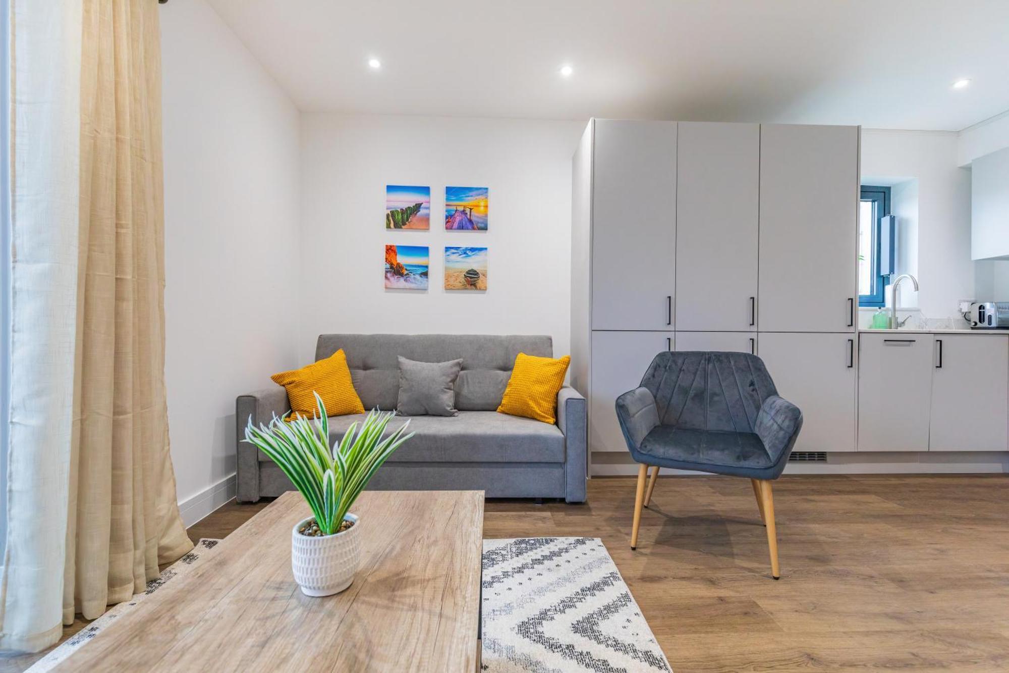 Apartment 2 Bed 2 Bath Near College, Beach, Hospital - Long Offers *