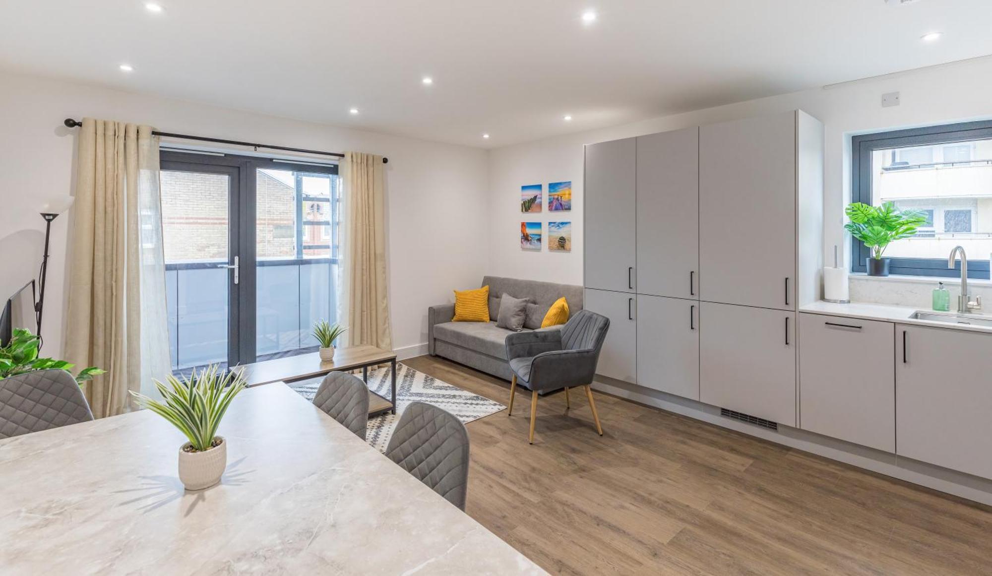 2 Bed 2 Bath Near College, Beach, Hospital - Long Offers Apartment *