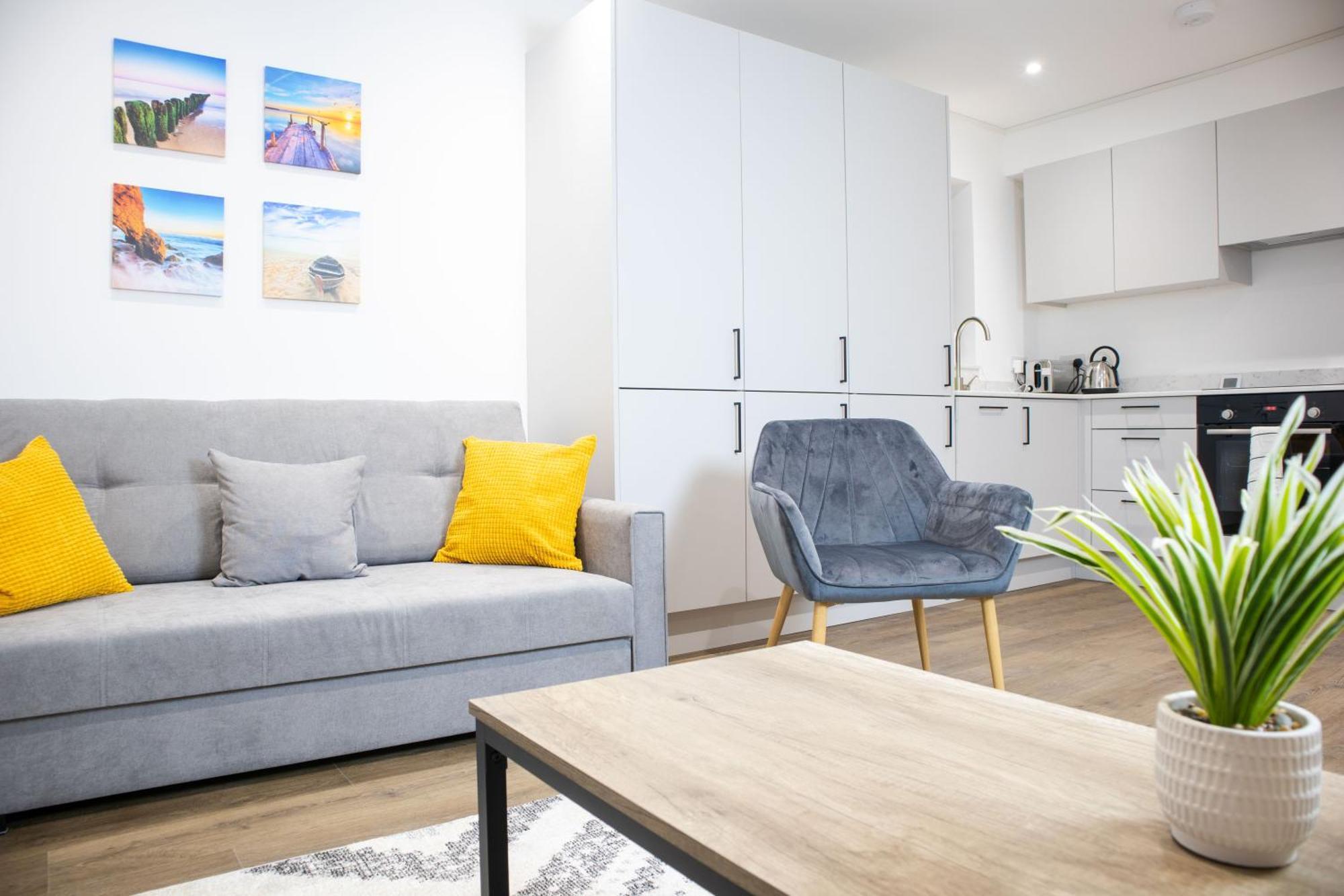 2 Bed 2 Bath Near College, Beach, Hospital - Long Offers Apartment Brighton