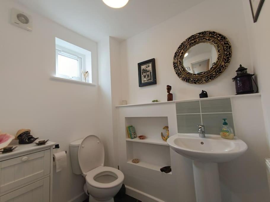 Ideal Escape Complimentary Parking & Cosy Holiday home *
