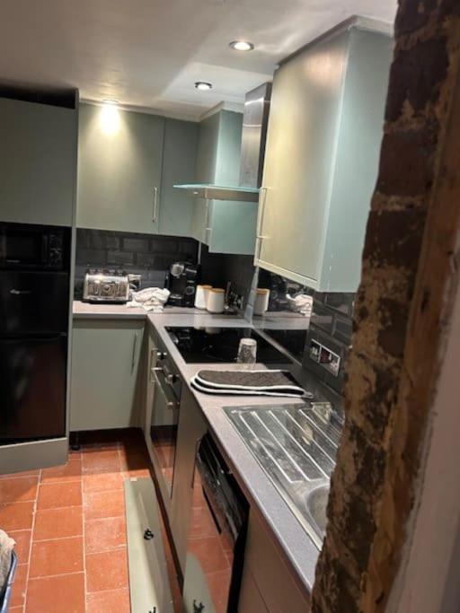 Basement Flat, Regency Square * Brighton