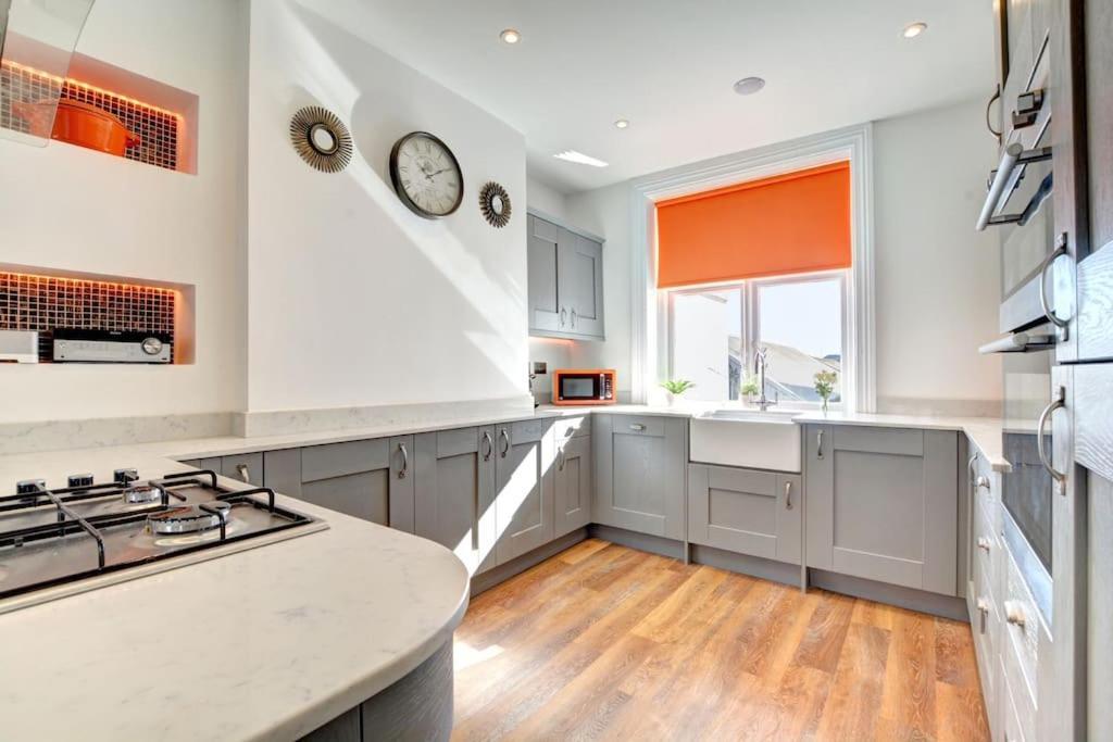 Apartment Modern 4 Bedroom Townhouse Perfect Location. *