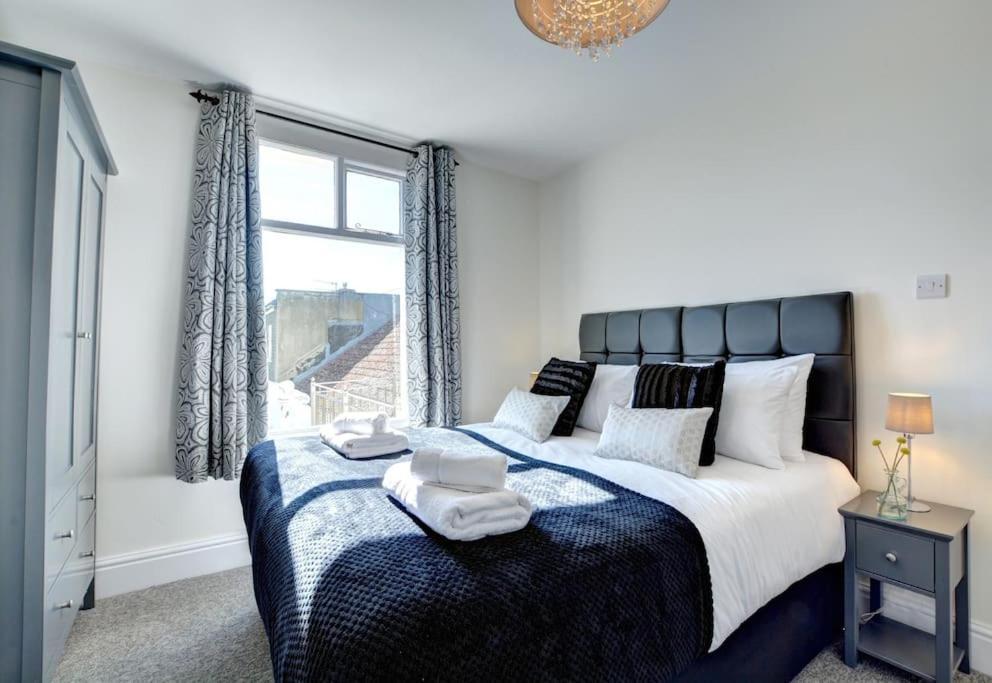 Modern 4 Bedroom Townhouse Perfect Location. Apartment
