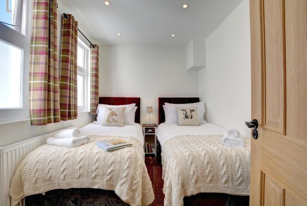 Apartment Modern 4 Bedroom Townhouse Perfect Location. *