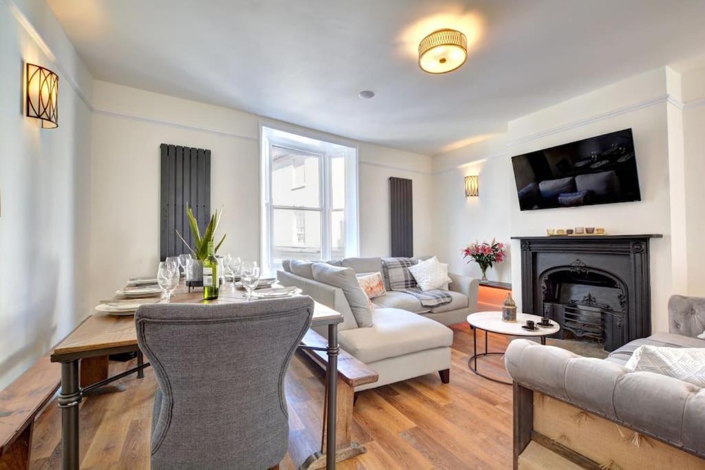 Modern 4 Bedroom Townhouse Perfect Location. *