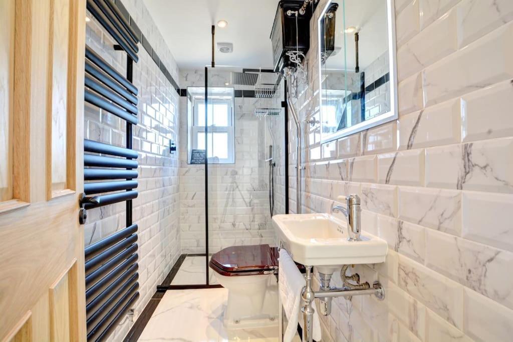 Modern 4 Bedroom Townhouse Perfect Location. * Brighton