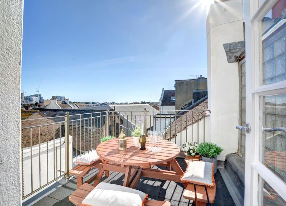 Modern 4 Bedroom Townhouse Perfect Location. Apartment Brighton