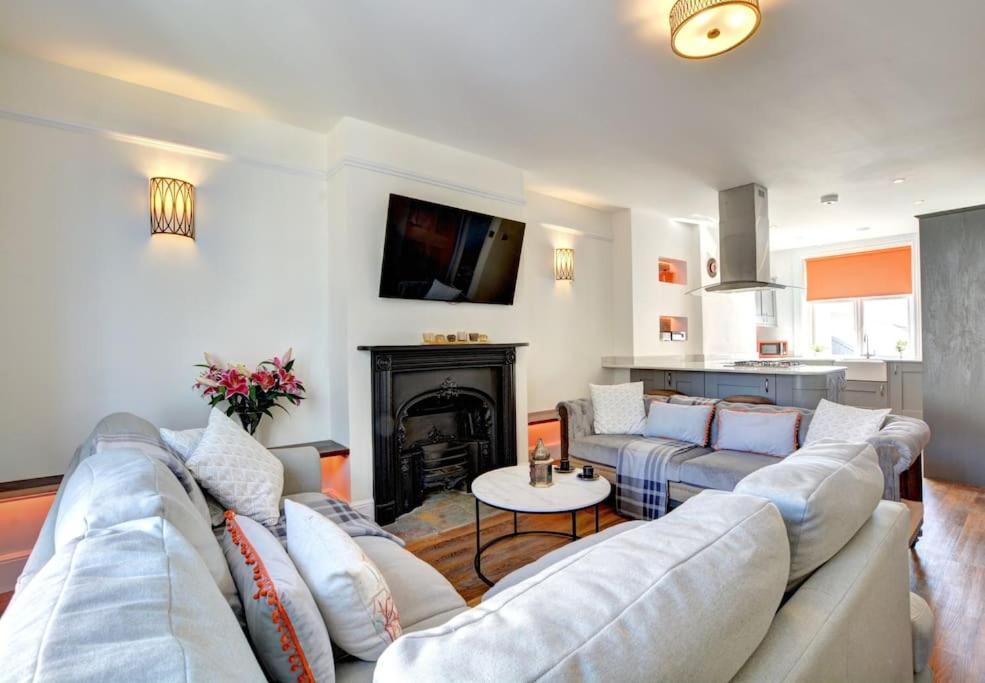 Modern 4 Bedroom Townhouse Perfect Location. * Brighton