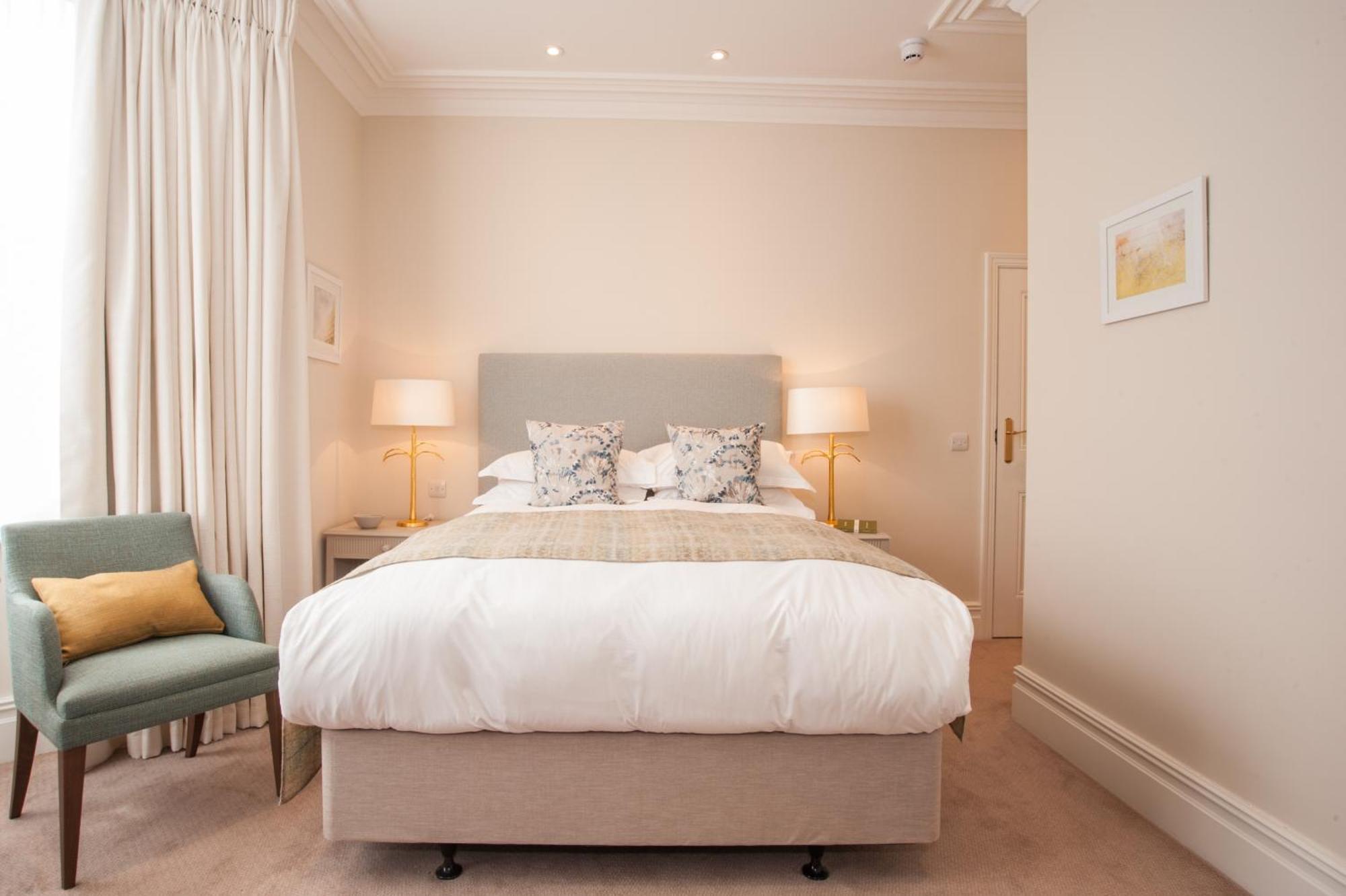 The Charm Boutique & 5*