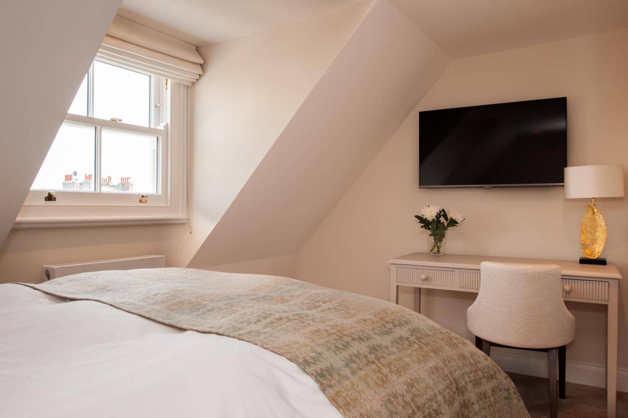 The Charm Boutique & 5*