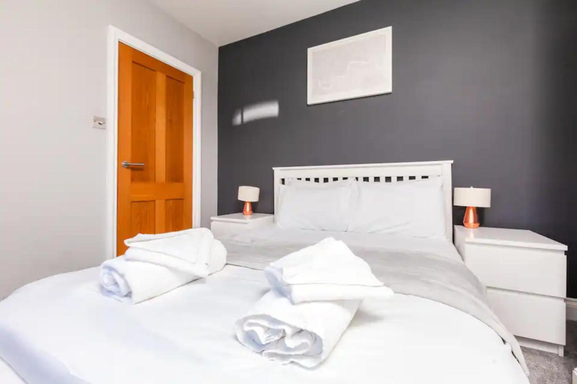 Modern And Stylish 2 Bedroom House In Apartment