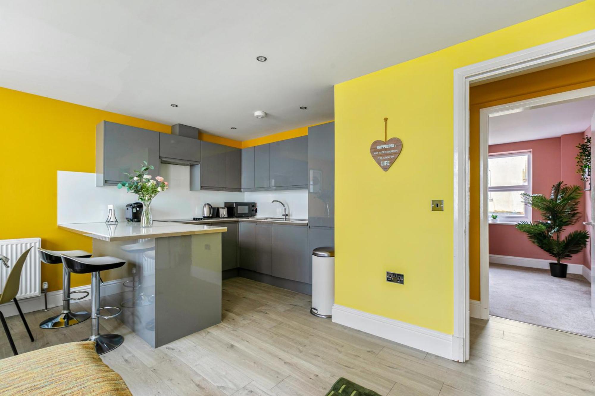Apartment Central-few Steps From Beach *