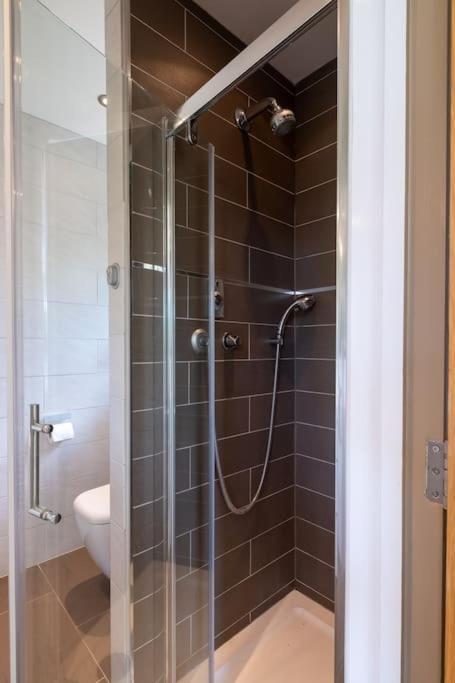 Stunning 5-bed 3-bath House Close To The Sea!