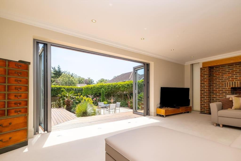 Stunning 5-bed 3-bath House Close To The Sea!