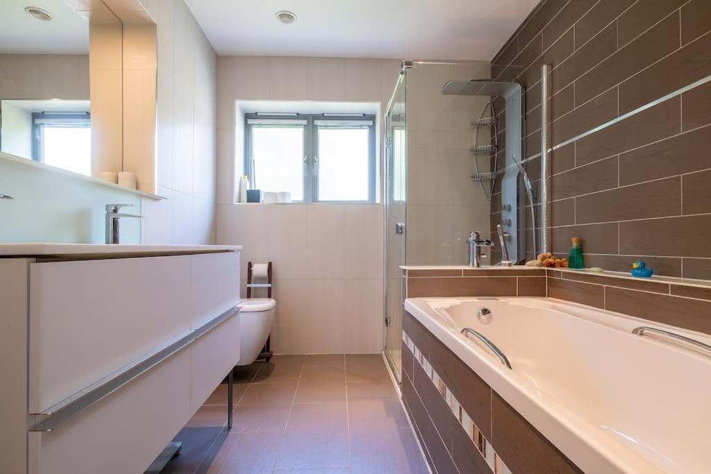 Stunning 5-bed 3-bath House Close To The Sea! Holiday home