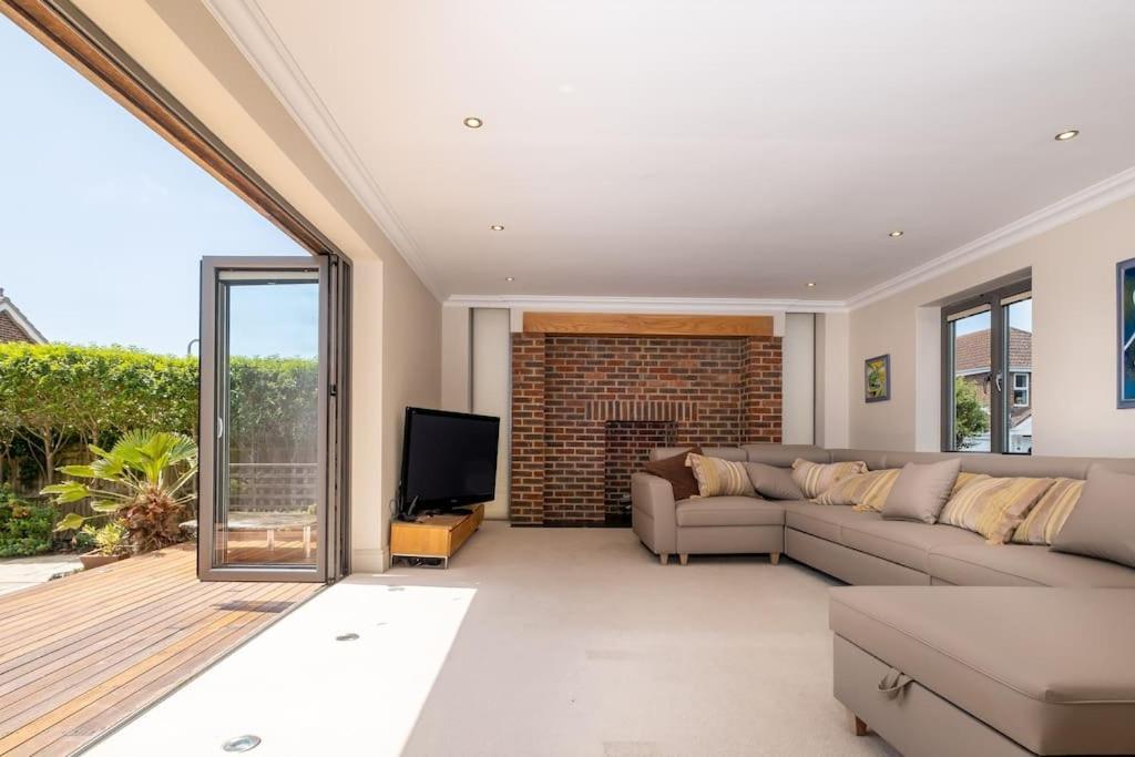 Stunning 5-bed 3-bath House Close To The Sea! Holiday home *