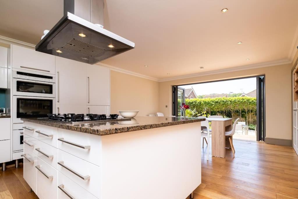 Stunning 5-bed 3-bath House Close To The Sea! *