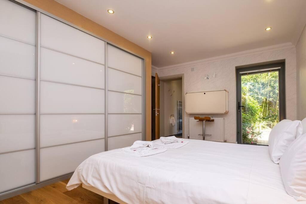 Stunning 5-bed 3-bath House Close To The Sea! Holiday home