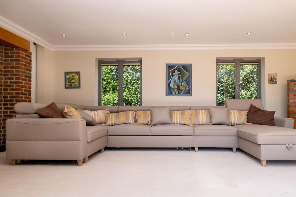 Stunning 5-bed 3-bath House Close To The Sea! Holiday home *
