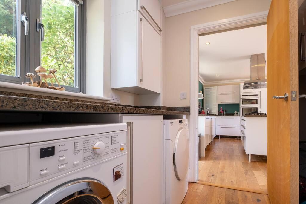 Stunning 5-bed 3-bath House Close To The Sea! Holiday home