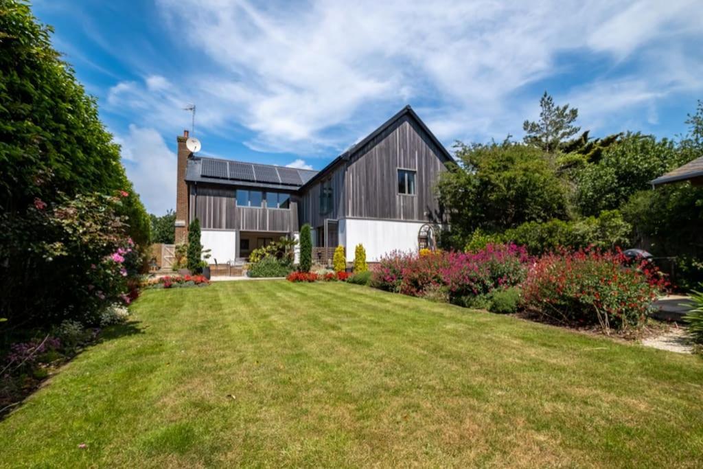Stunning 5-bed 3-bath House Close To The Sea! *