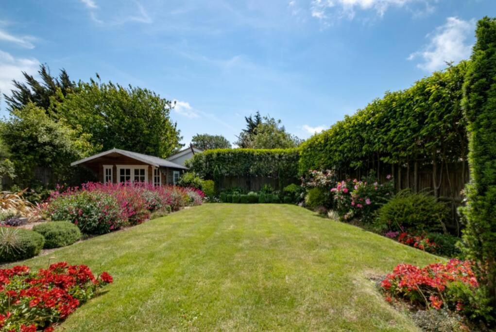 Stunning 5-bed 3-bath House Close To The Sea! Holiday home