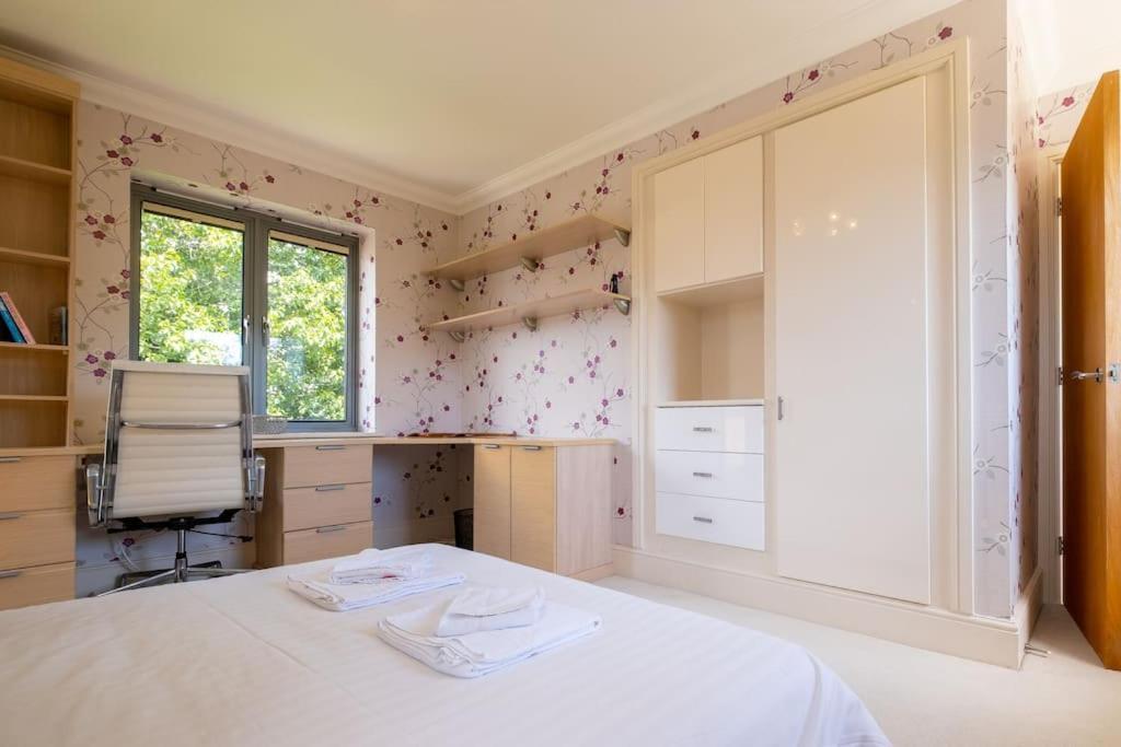 Stunning 5-bed 3-bath House Close To The Sea! Holiday home *