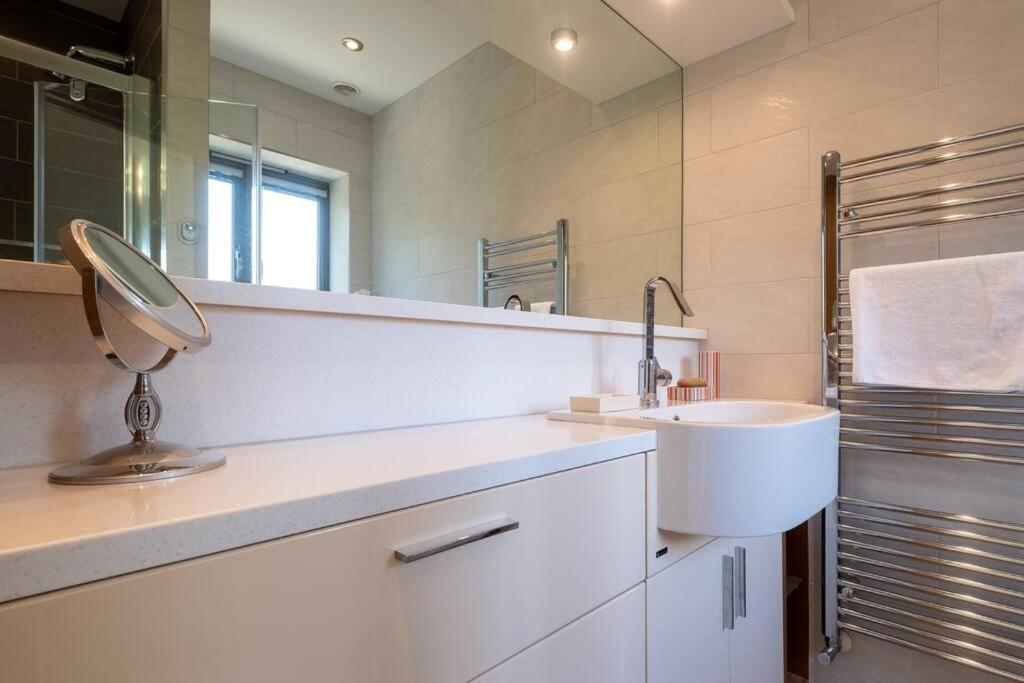 Stunning 5-bed 3-bath House Close To The Sea! *