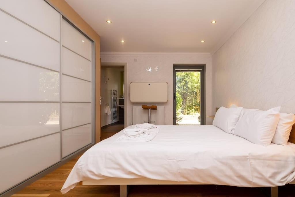 Stunning 5-bed 3-bath House Close To The Sea!