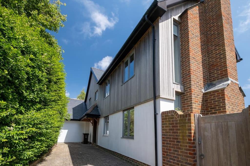Stunning 5-bed 3-bath House Close To The Sea!