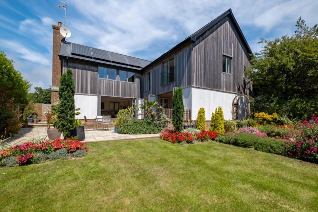 Stunning 5-bed 3-bath House Close To The Sea! *