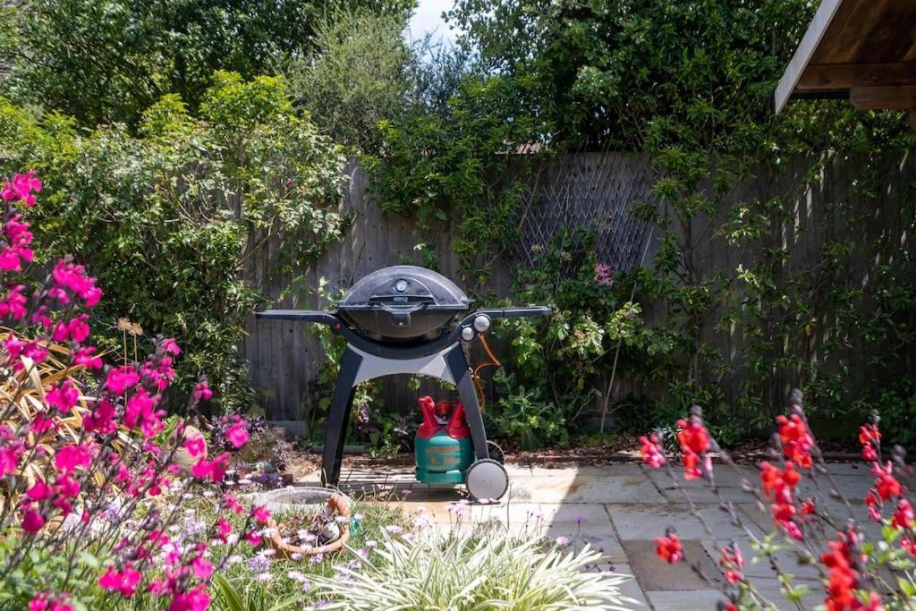 Stunning 5-bed 3-bath House Close To The Sea!