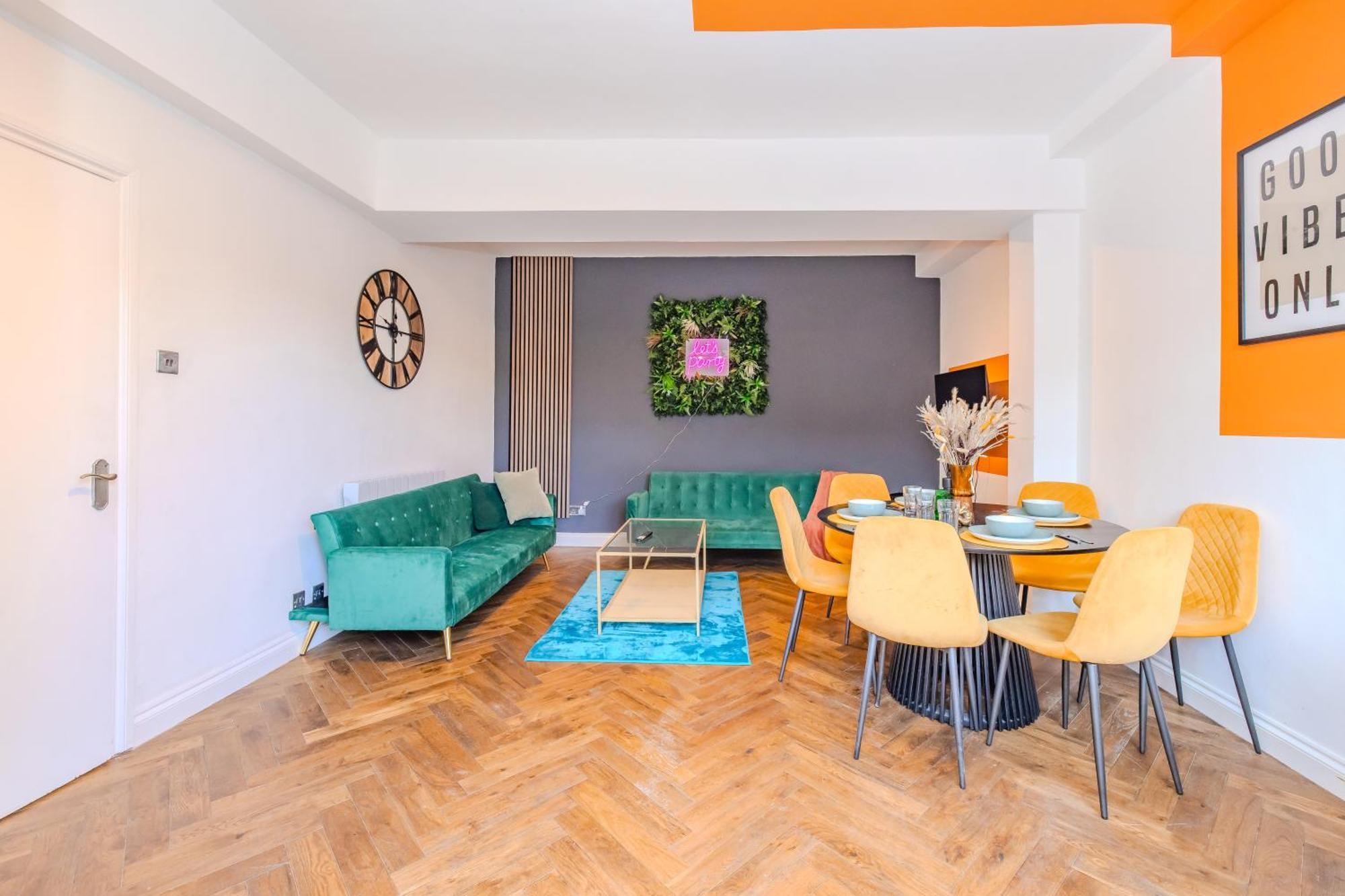 2 Bedroom Flat With Roof Terrace I Next To I Sleep 8 Guests