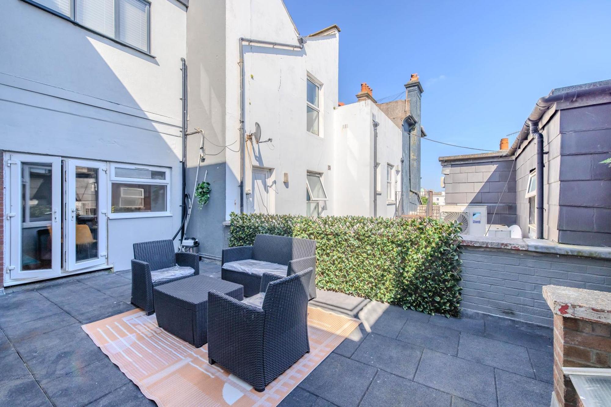 2 Bedroom Flat With Roof Terrace I Next To I Sleep 8 Guests *