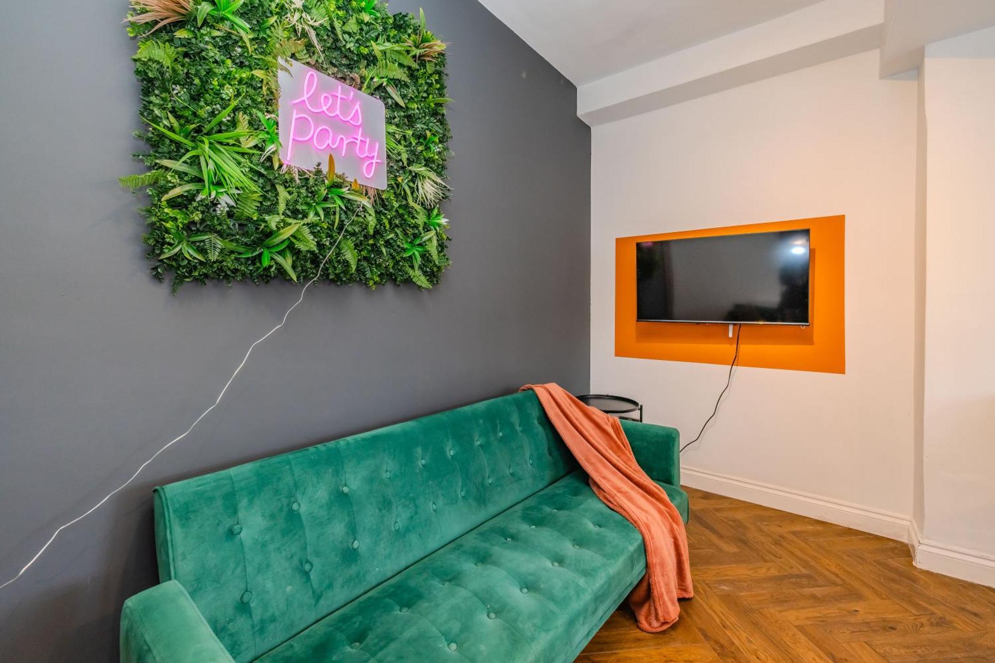 Apartment 2 Bedroom Flat With Roof Terrace I Next To I Sleep 8 Guests