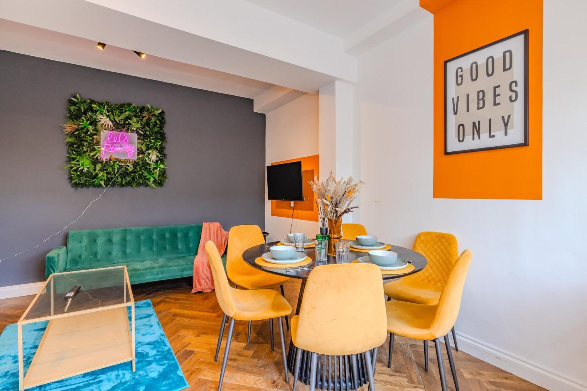 2 Bedroom Flat With Roof Terrace I Next To I Sleep 8 Guests