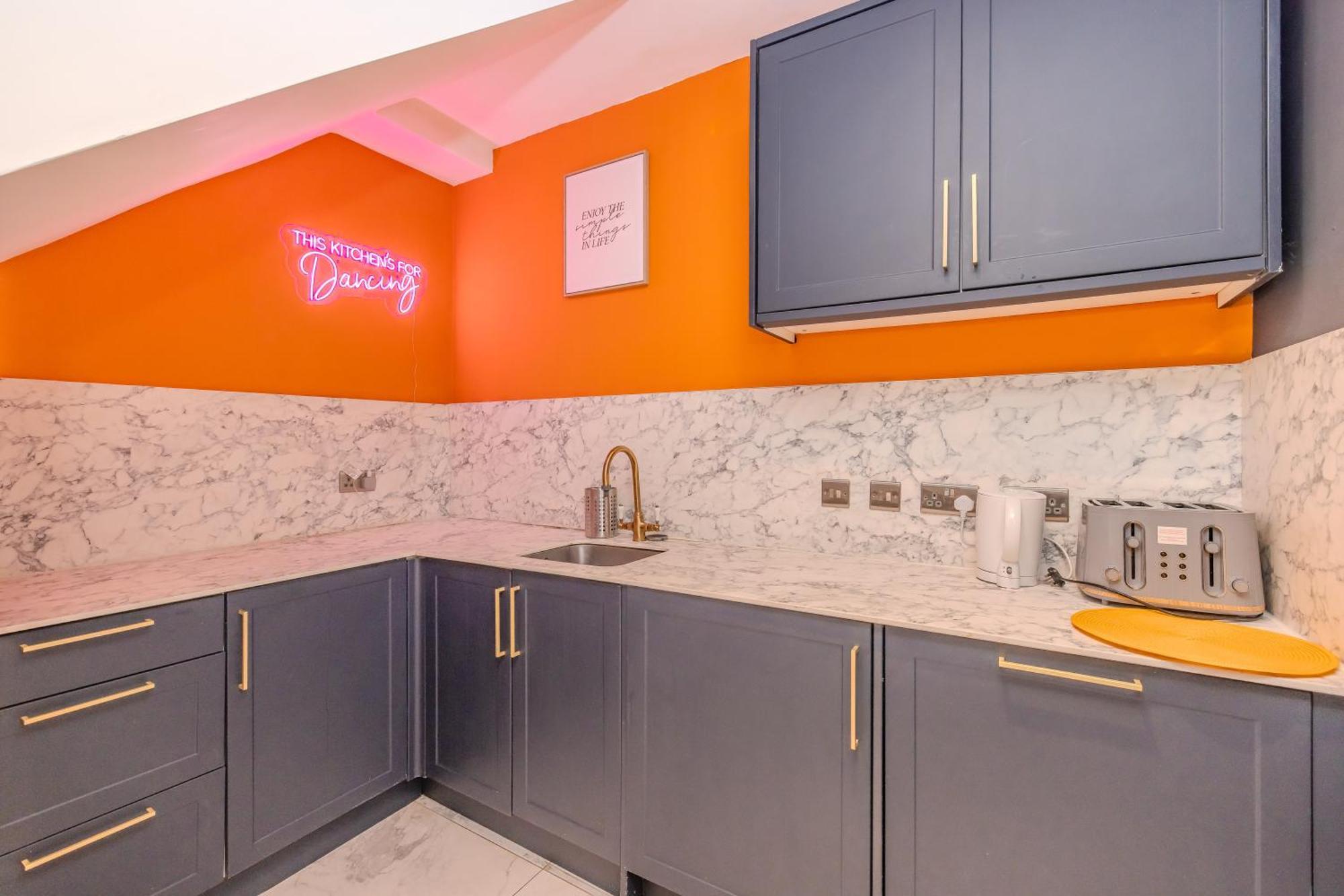 2 Bedroom Flat With Roof Terrace I Next To I Sleep 8 Guests Apartment *