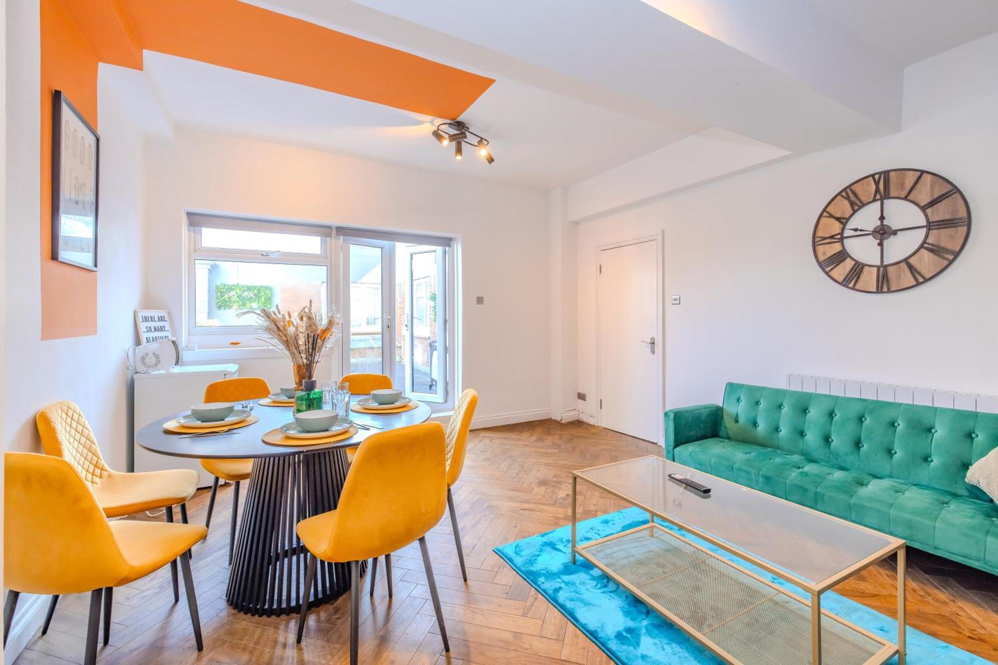Apartment 2 Bedroom Flat With Roof Terrace I Next To I Sleep 8 Guests *