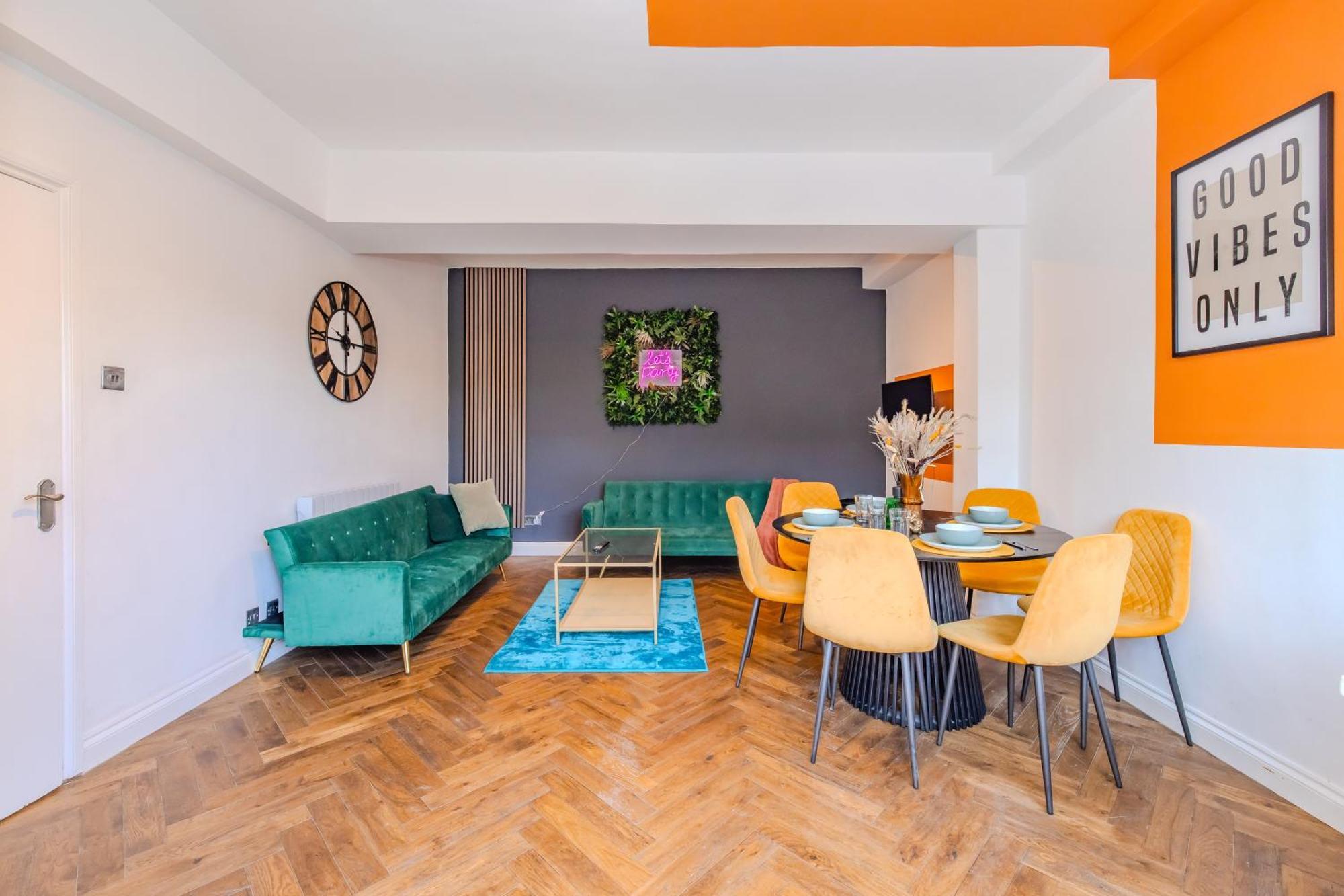 2 Bedroom Flat With Roof Terrace I Next To I Sleep 8 Guests Apartment *