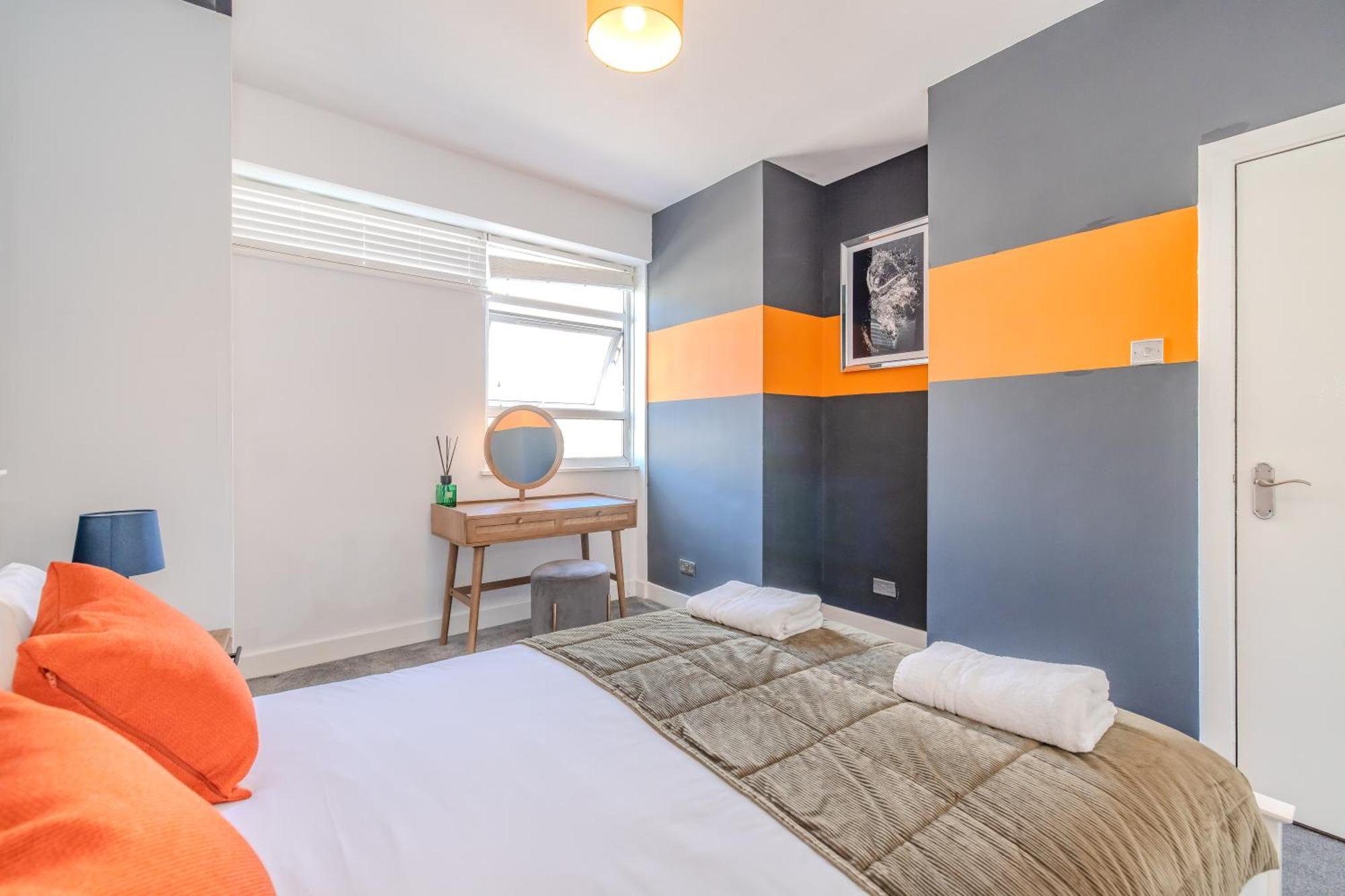 2 Bedroom Flat With Roof Terrace I Next To I Sleep 8 Guests